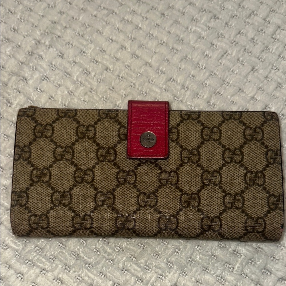 Auth Gucci Brown Wallet with Iconic GG Pattern and Red Accent